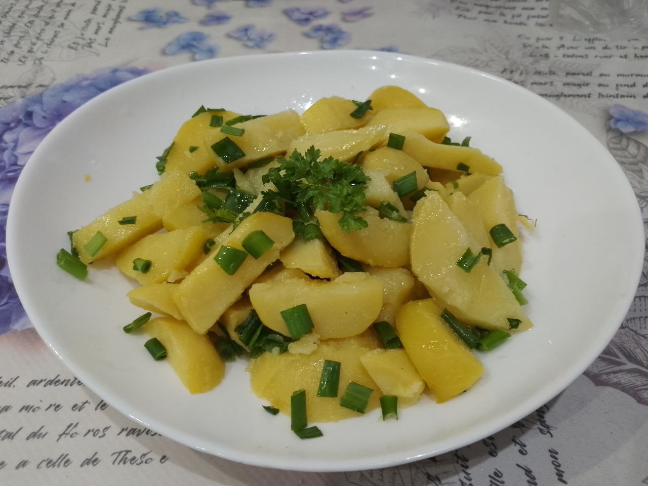 Простой рецепт картофеля с зеленым луком, просто и вкусно: Картофель складываем в чашу, добавляем нарезанный лук, растительное масло и соль по вкусу, перемешиваем.