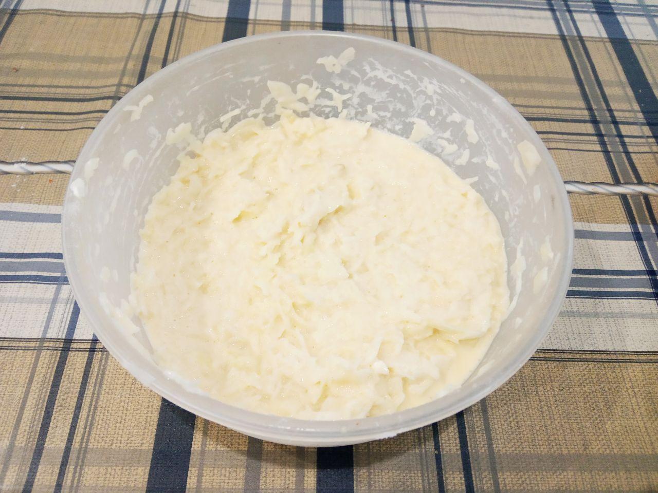 Капустные оладьи, вкусно и просто: Разогреваем сковороду с растительным маслом и ложкой накладываем оладьи, разравниваем. Оладьи выкладываем на