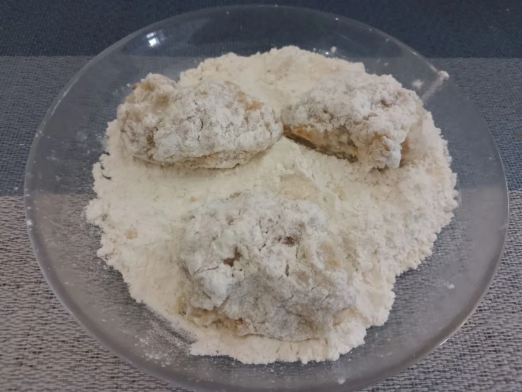 Котлеты из картофельного пюре и фарша, в яичном кляре: Из картофельной массы формируем котлеты и обваливаем в муке.