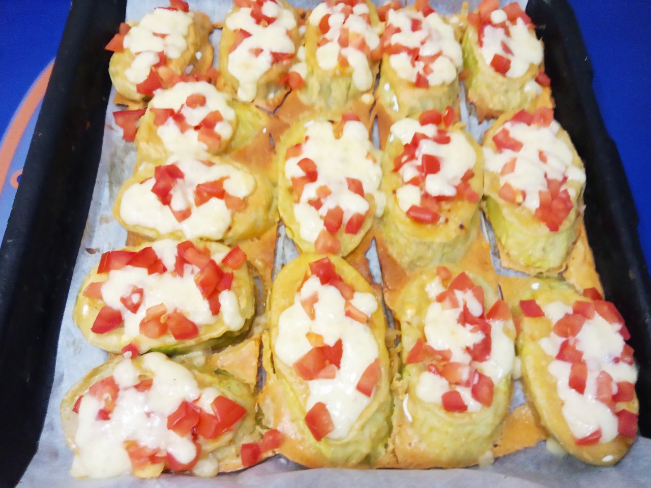 Запеченные кабачки в кляре, с сыром и помидорами: Ставим кабачки в духовку ещё на 10 минут.