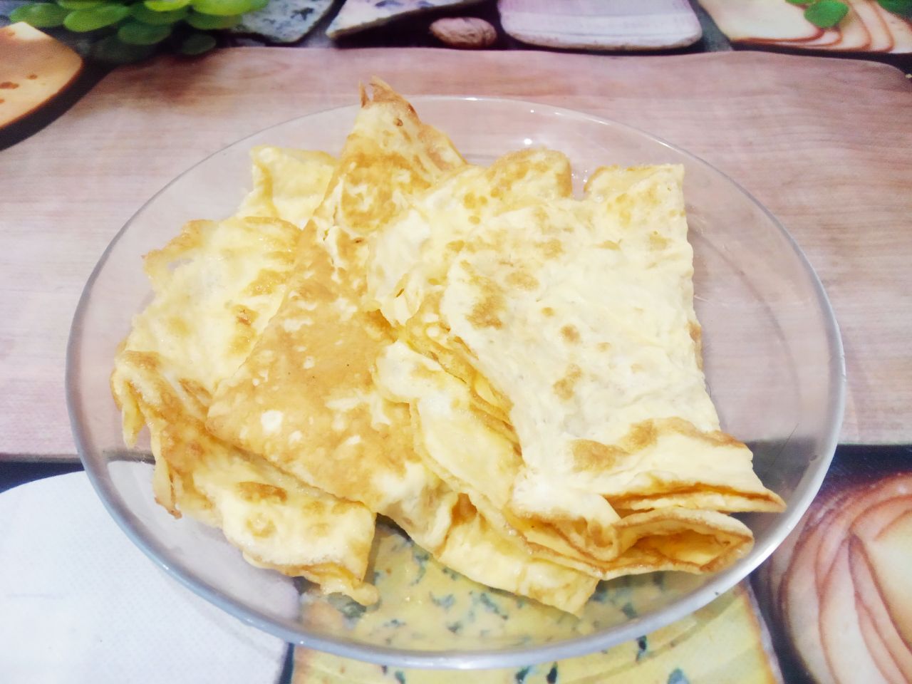 Салат из фасоли с мясом, овощами и яйцами: Яйца разбиваем в миску, солим и перчим по вкусу. Яйца взбиваем и жарим из яиц тоненькие яичные блинчики.