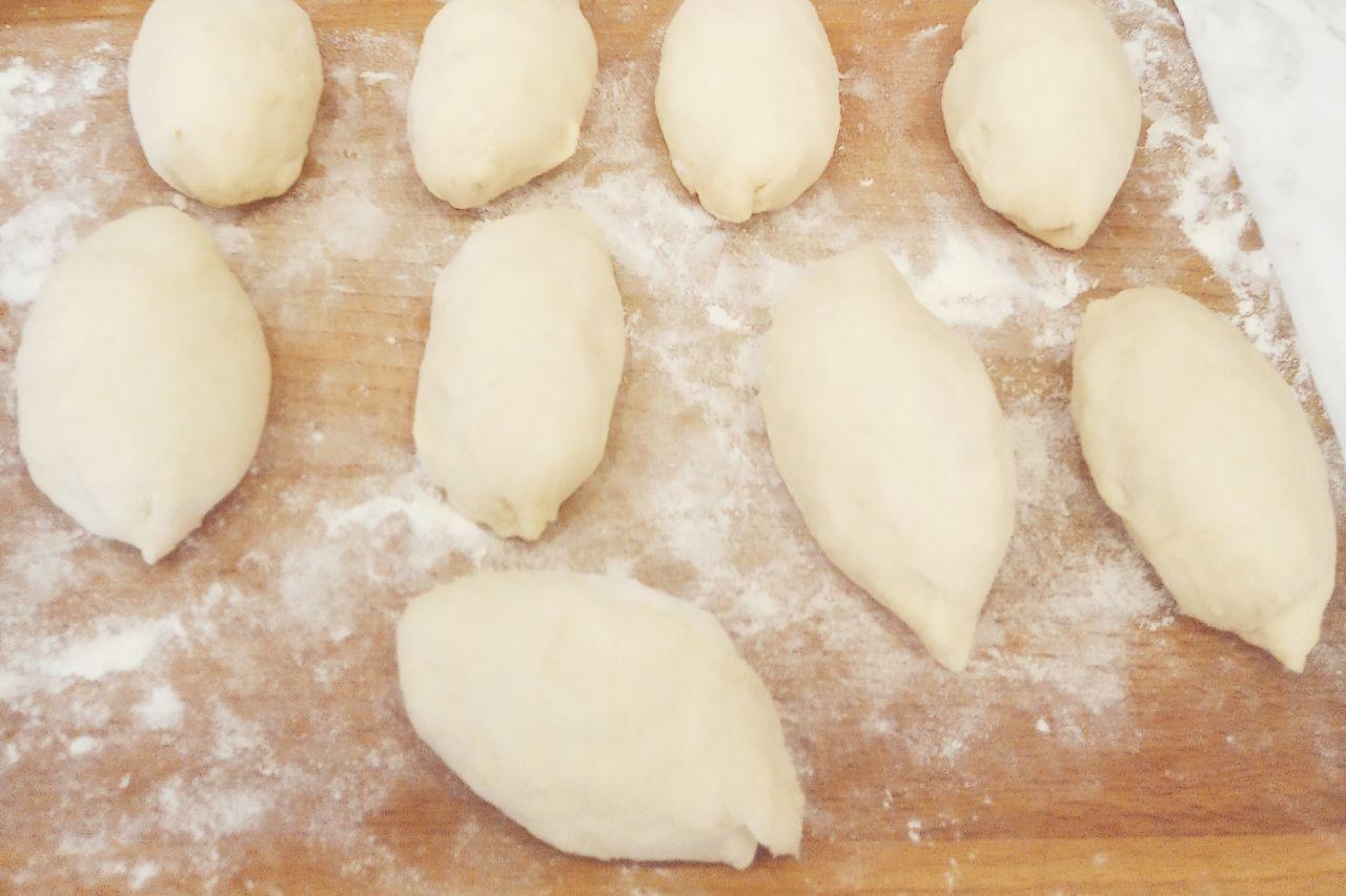 Воздушные и мягкие пирожки с яблочной начинкой: На каждый кружочек кладем одну или две чайные ложки сахара, поверх сахара измельченные яблоки и формируем