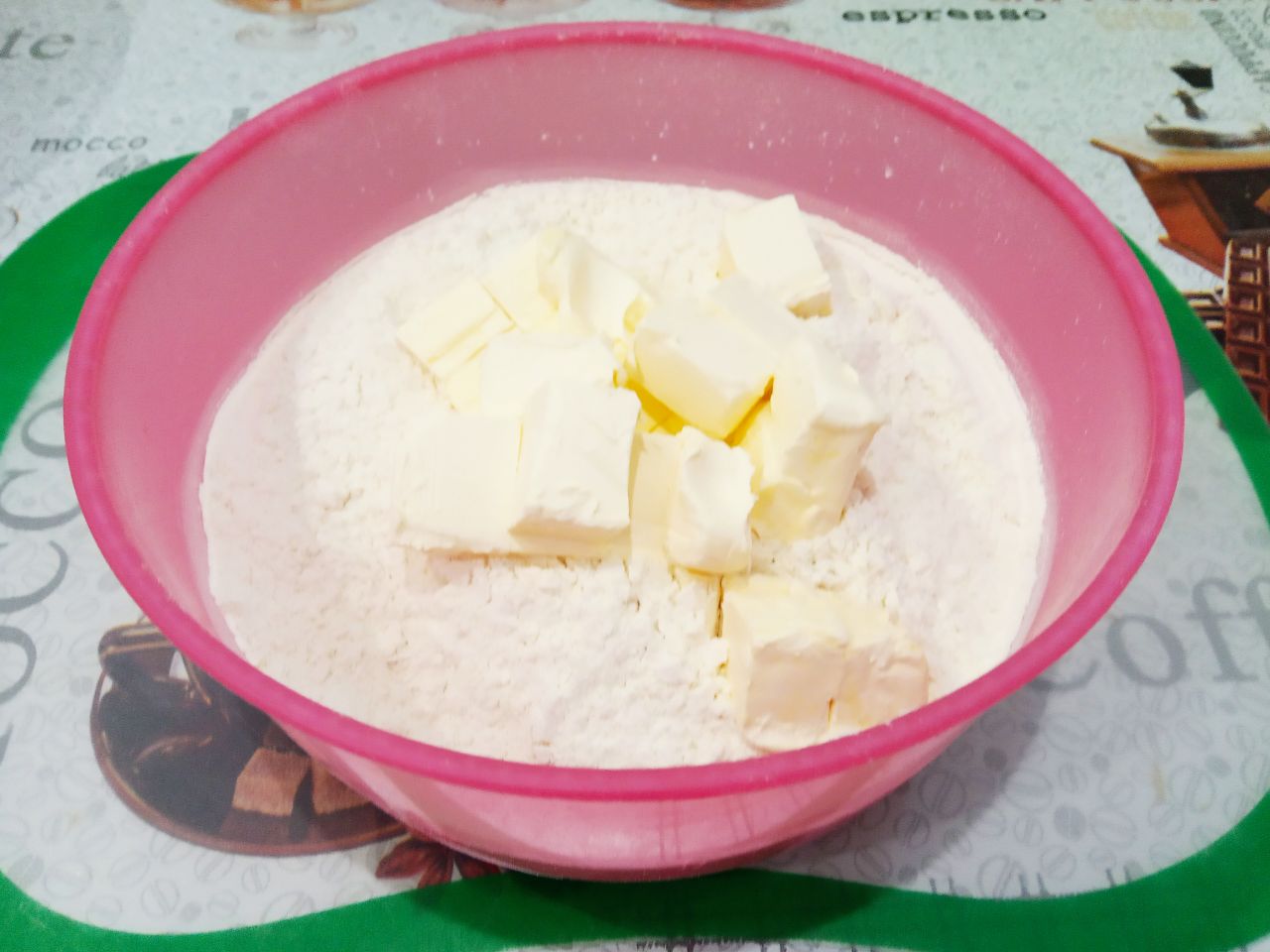 Песочный пирог с тушеными яблоками, просто и вкусно: Добавляем в муку кусочками сливочное масло или маргарин и растираем в мелкую крошку.