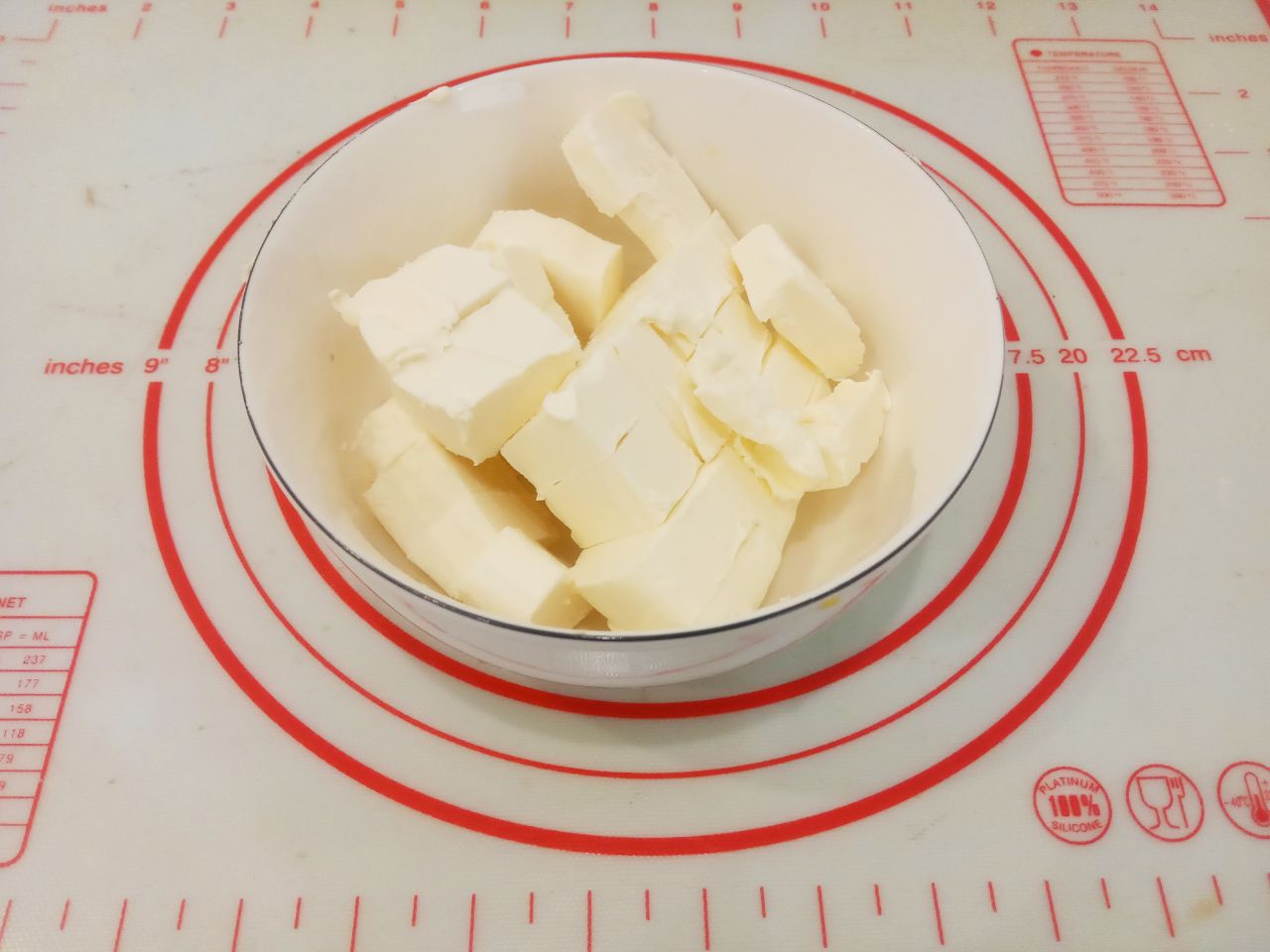 Соленое печенье с сыром, хрустящее и аппетитное: Два стакана муки смешиваем с солью и добавляем измельченное холодное масло, растираем в мелкую.