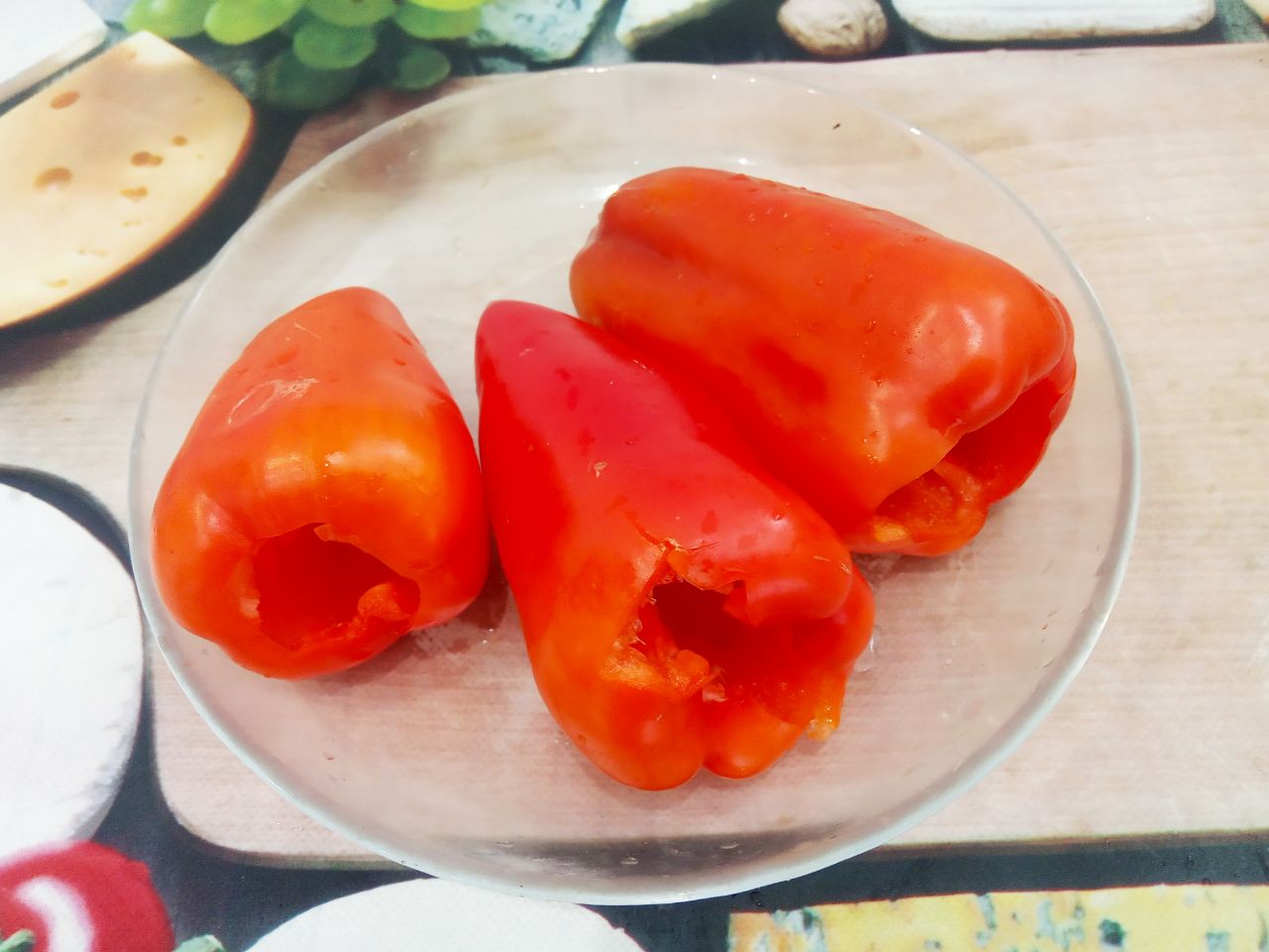 Тушеные баклажаны с овощами и филе: Перец сладкий промываем, очищаем от семян и разрезаем на полоски.
