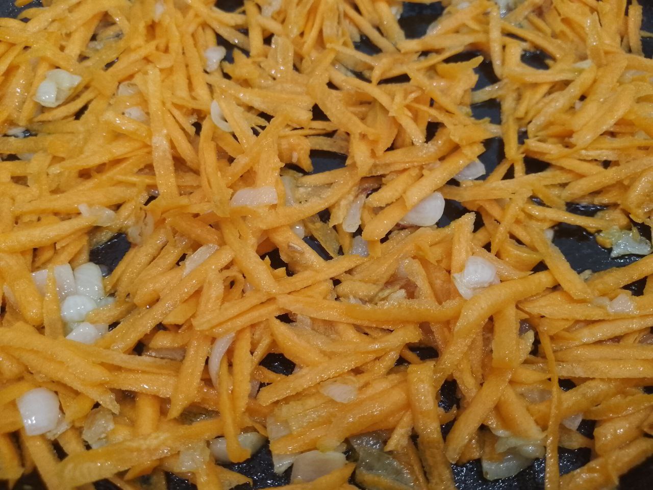 Перец с мясной начинкой и овощами, в духовке: Добавляем морковь и обжариваем несколько минут.