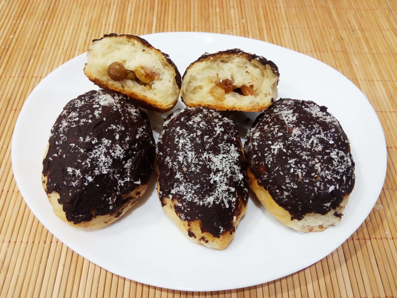 Воздушные и мягкие булочки с изюмом, в сахарной глазури