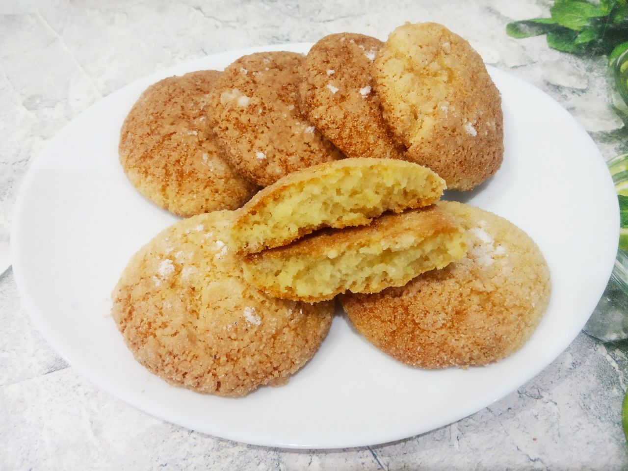 Домашнее печенье из манной крупы, просто и вкусно: Испеченное печенье складываем на блюдо или поднос и подаем к чаю.