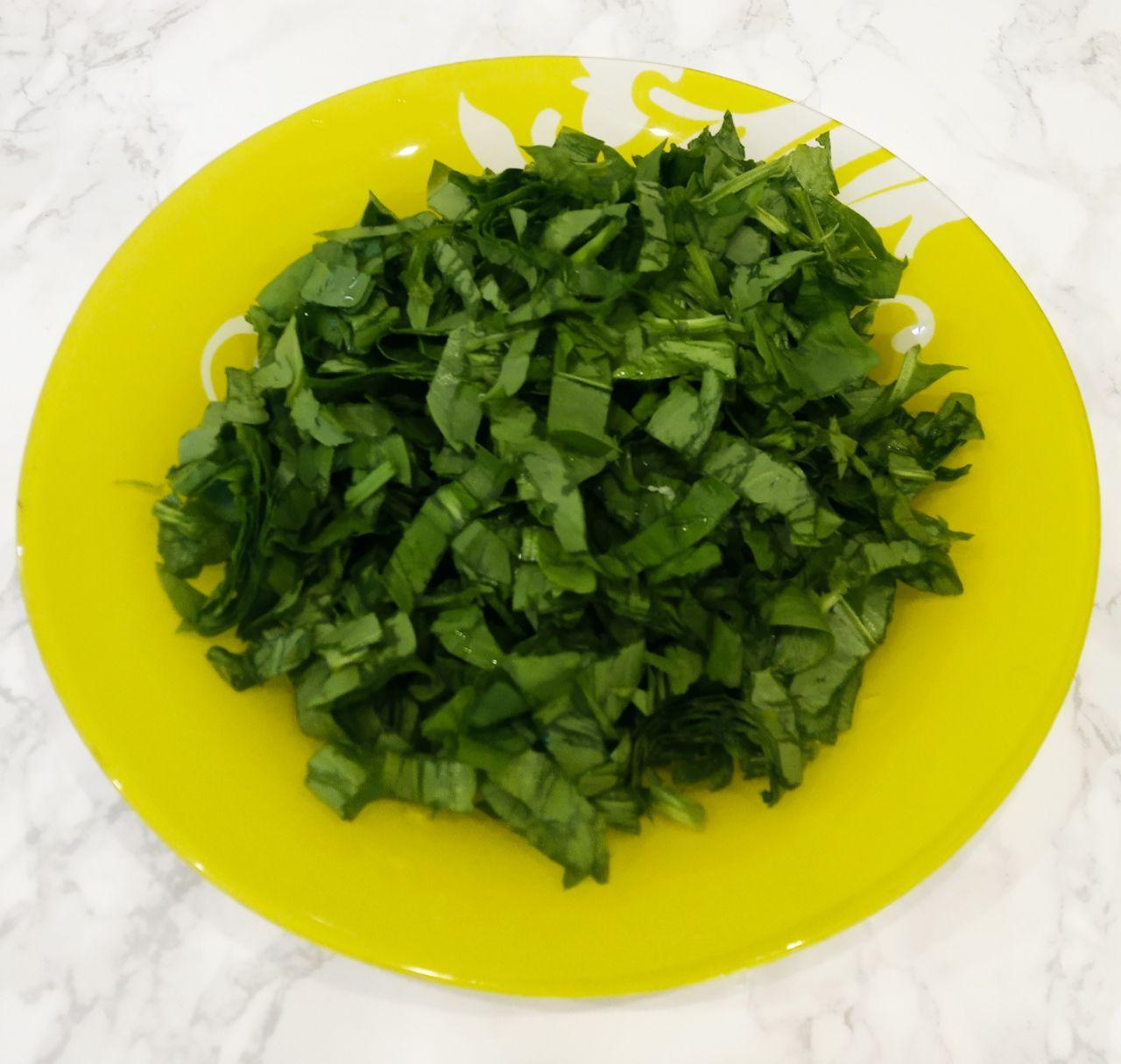 Зеленый борщ из щавеля, вкусный и аппетитный: Щавель перебираем, хорошо промываем и измельчаем. Затем через 5 минут до окончания варки добавляем щавель.