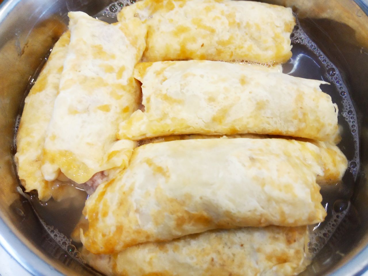 Аппетитные сырные блинчики с мясной начинкой: Блинчики заливаем бульоном или горячей водой, доводим до кипения и на медленном огне кипятим около 25-30