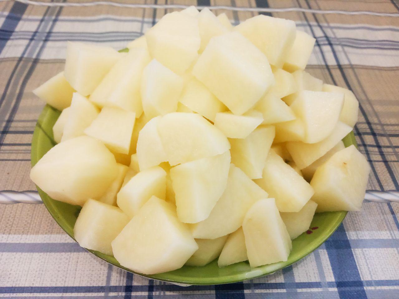 Картофель тушеный с шампиньонами: Картофель очищаем от кожуры, промываем и разрезаем на небольшие части.