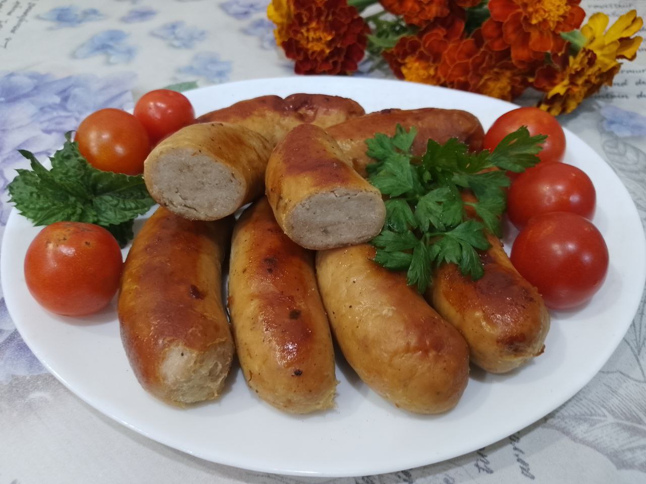 Домашние колбаски из свиного и куриного мяса в натуральной оболочке, запеченные в духовке