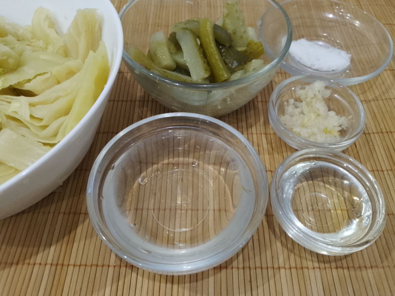 Салат из капусты, чеснока и огурцов