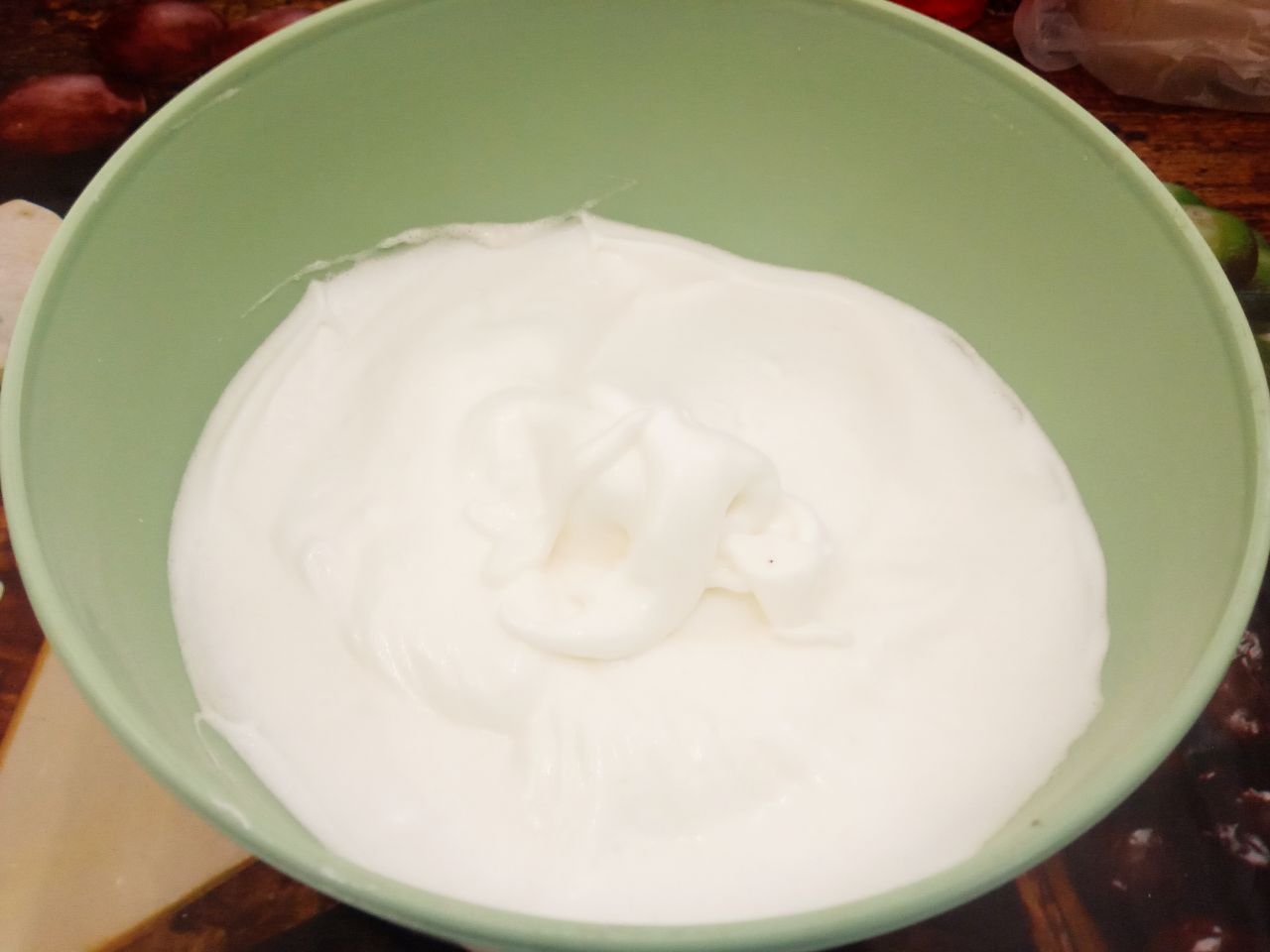 Рулет из бисквитного теста с шоколадом и джемом, вкусный и аппетитный: Добавляем частями сахар в белковую пену и взбиваем в стойкую массу.