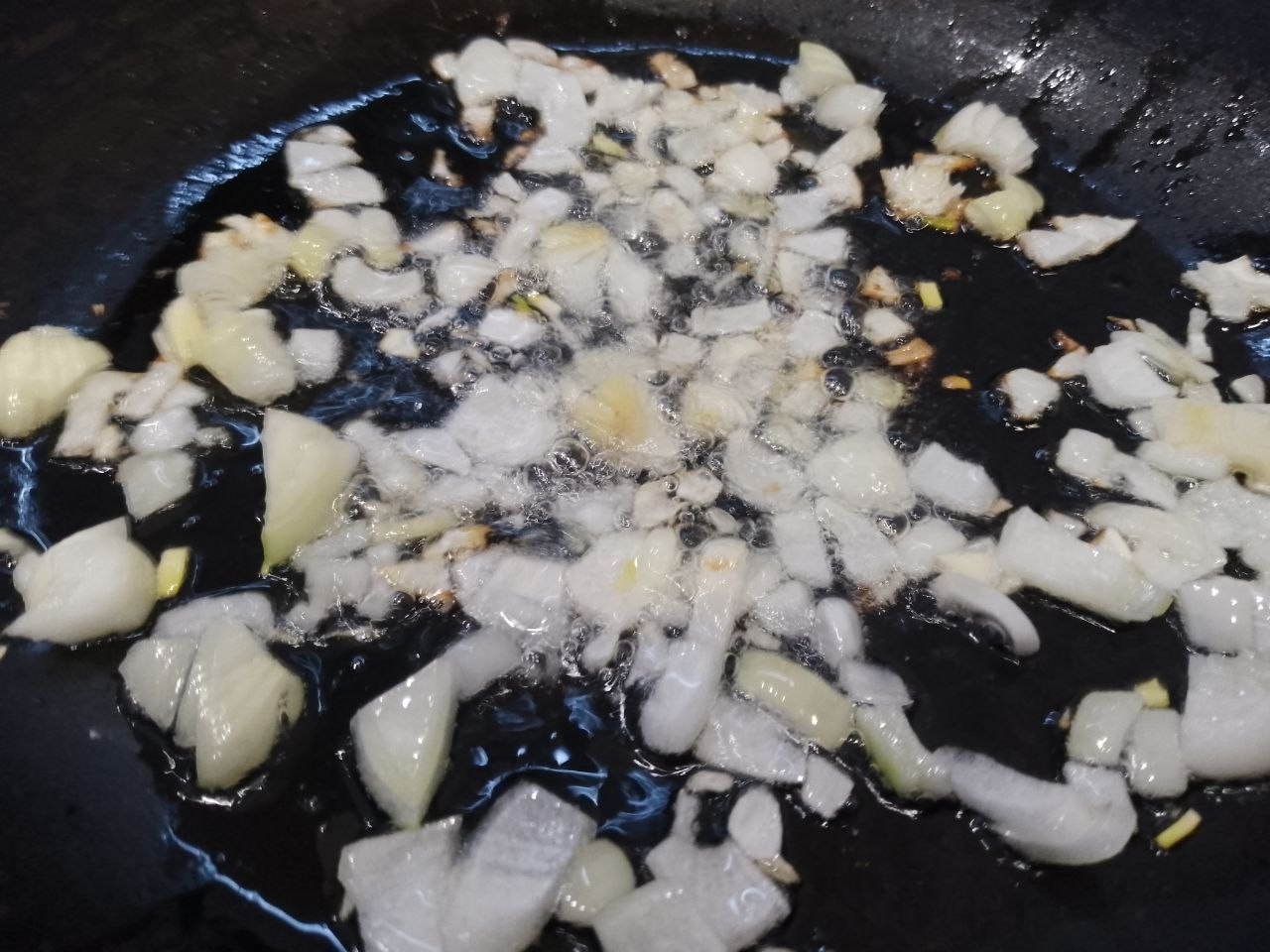 Суп картофельный с домашними пельменями из мясом свинины: Пока суп варится с картофелем, обжариваем лук на растительном масле на небольшом огне до золотистого цвета.