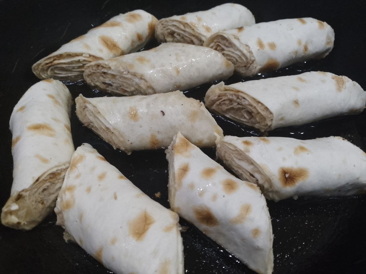 Лаваш с мясной начинкой, на сковороде, вкусный и аппетитный: Разогреваем сковороду с растительным маслом и обжариваем полоски до золотистой корочки.
