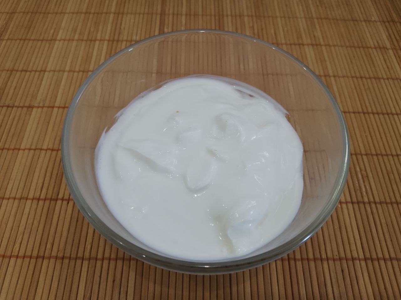 Мягкие вафли с ягодами, просто и вкусно: Добавляем сметану и растительное масло, размешиваем.