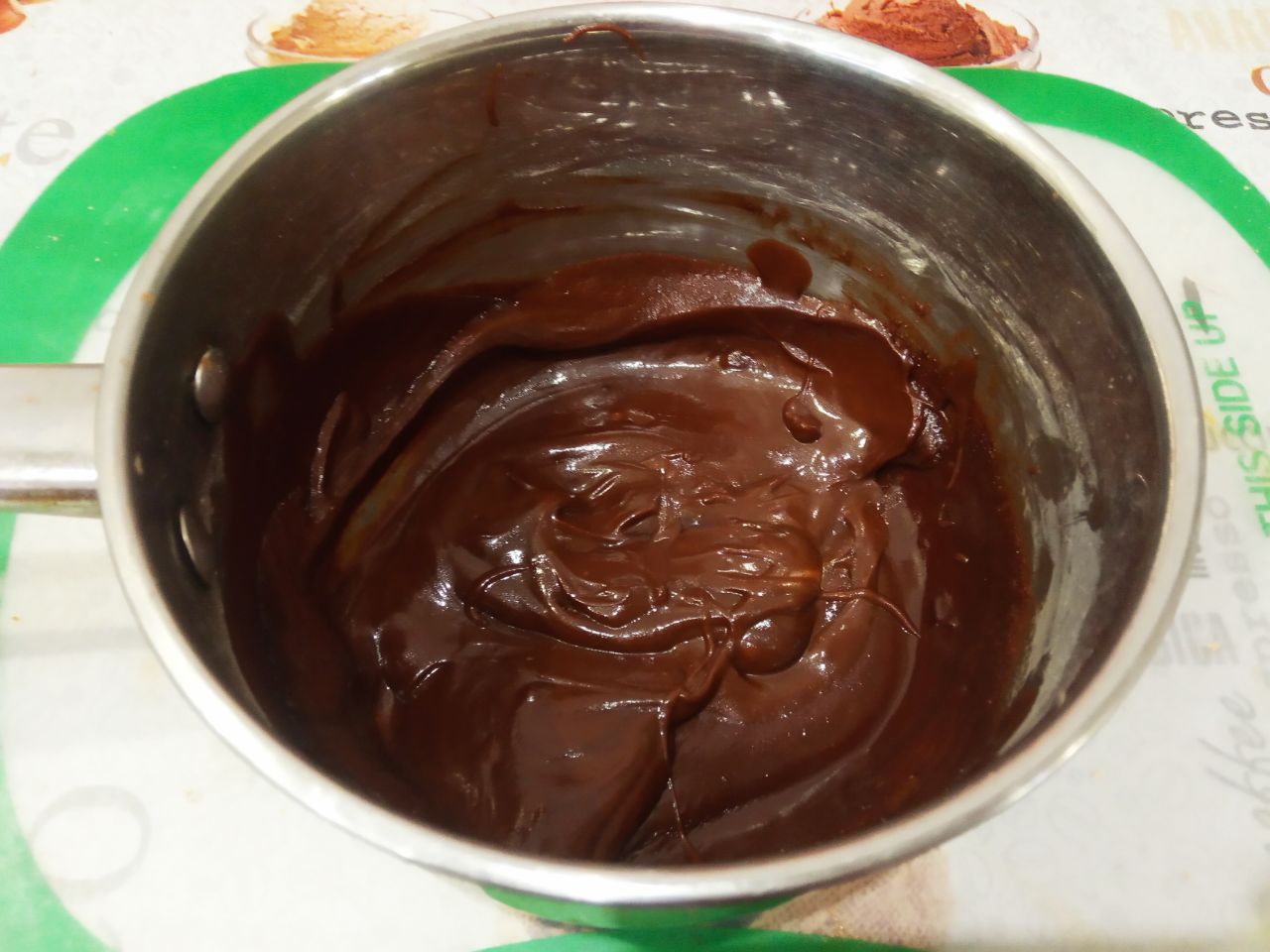 Вафельный торт с вареным сгущенным молоком, просто и вкусно: Смесь тщательно перемешиваем до однородного состояния.