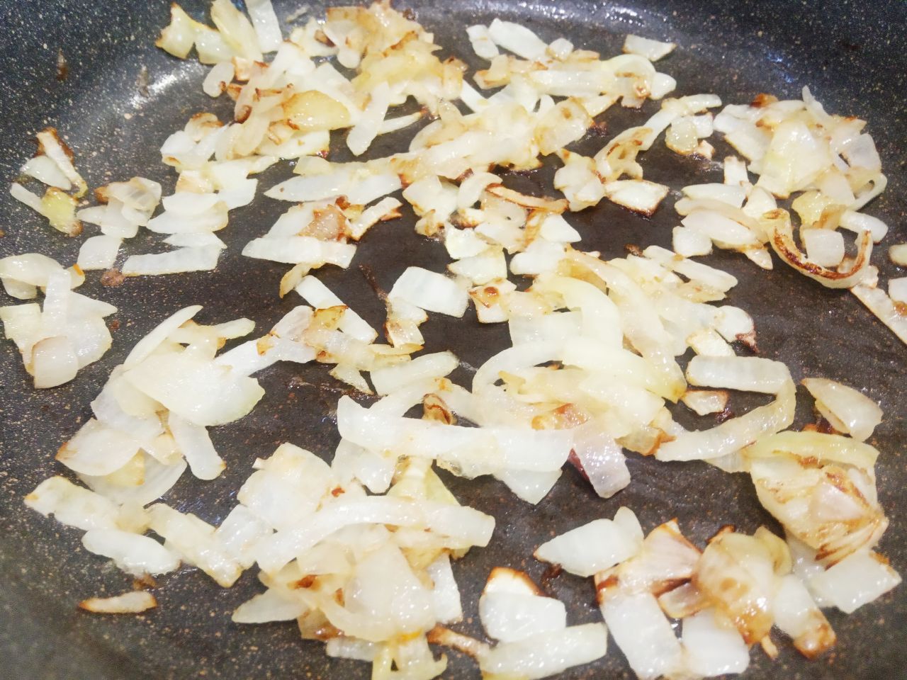 Салат из фасоли с мясом, овощами и яйцами: Лук очищаем, промываем и нарезаем полукольцами или по своему усмотрению.Разогреваем сковороду с растительным