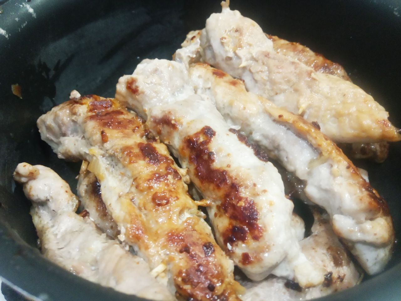 Мясные пальчики с начинкой из жареного лука: Пальчики складываем в сотейник, заливаем бульоном или горячей водой, доводим до кипения и кипятим около 15-20
