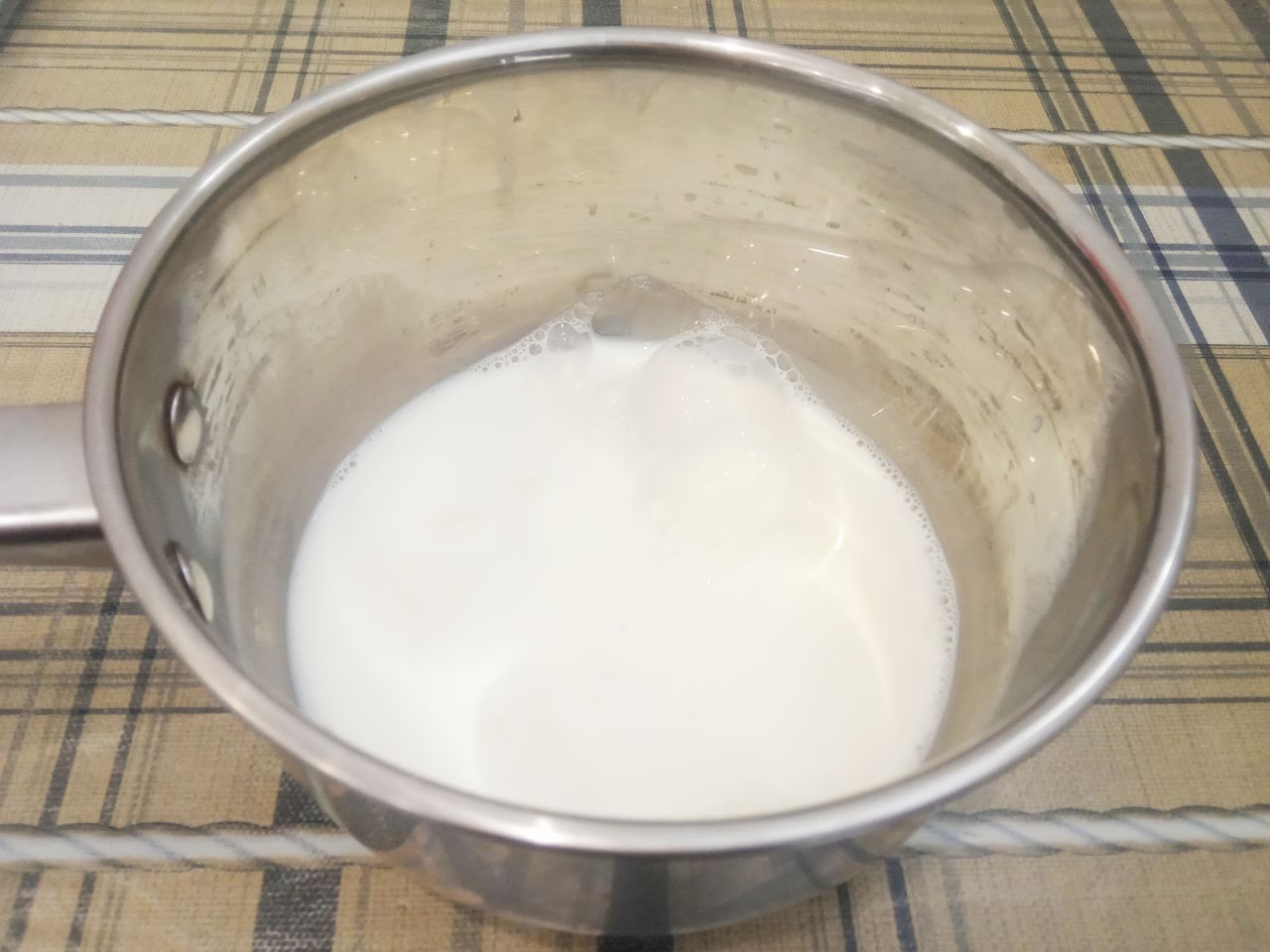 Кофейное печенье с изюмом на растительном масле, мягкое и воздушное: Молоко смешиваем с сахаром и подогреваем до горячего состояния.