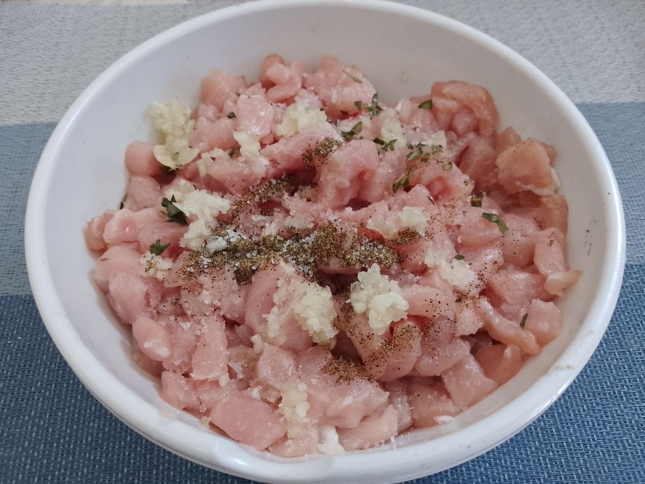 Домашняя колбаса из свинины со специями в натуральной оболочке: В мясо добавляем чеснок, лавровый лист и перец, соль по вкусу, тщательно перемешиваем.