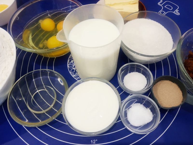 Булочки с начинкой из жареных яблок, изюма и корицы