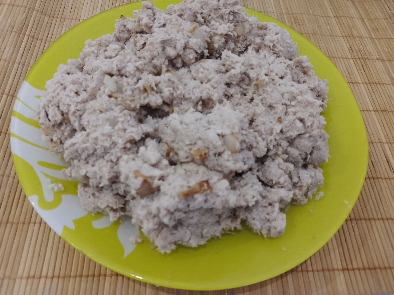 Пирожки из дрожжевого теста на сметане, с мясной начинкой, жареные на сковороде: Смешиваем мясо с обжаренным луком, солим и перчим по вкусу.