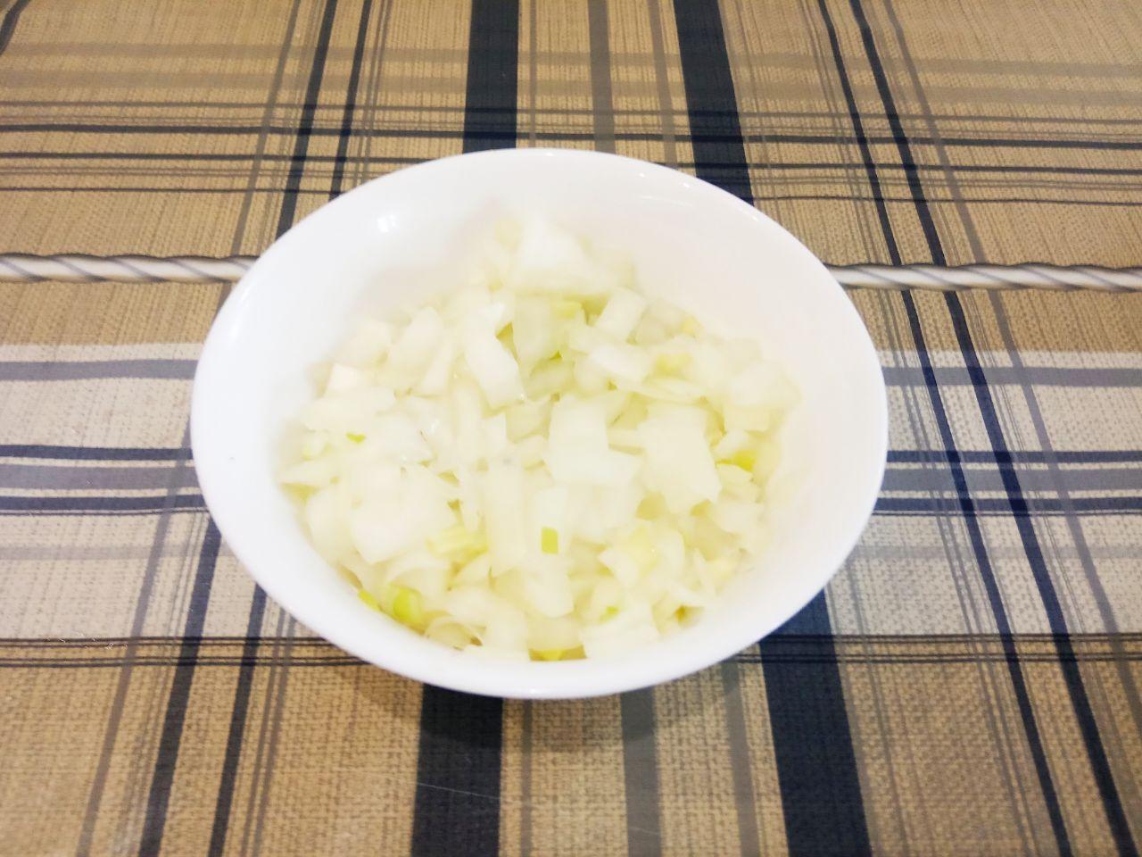 Картофельные котлеты из пюре с фаршем, просто и вкусно: С лука снимаем шелуху, промываем водой и мелко нарезаем.