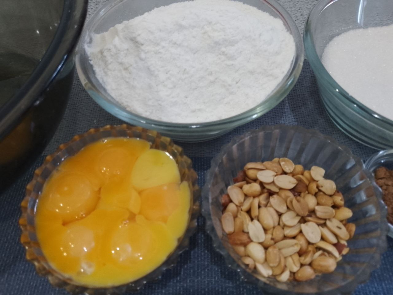 Пирожные из бисквита с орехами, какао и ягодами