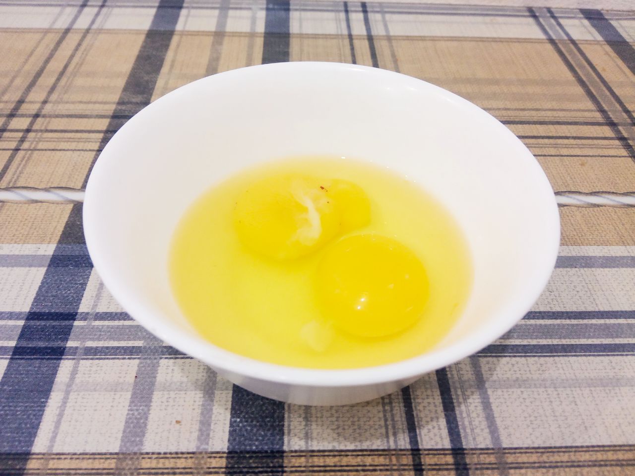 Домашнее печенье рассыпчатое и песочное, вкусное и аппетитное: Добавляем яйца в смесь и тщательно размешиваем.