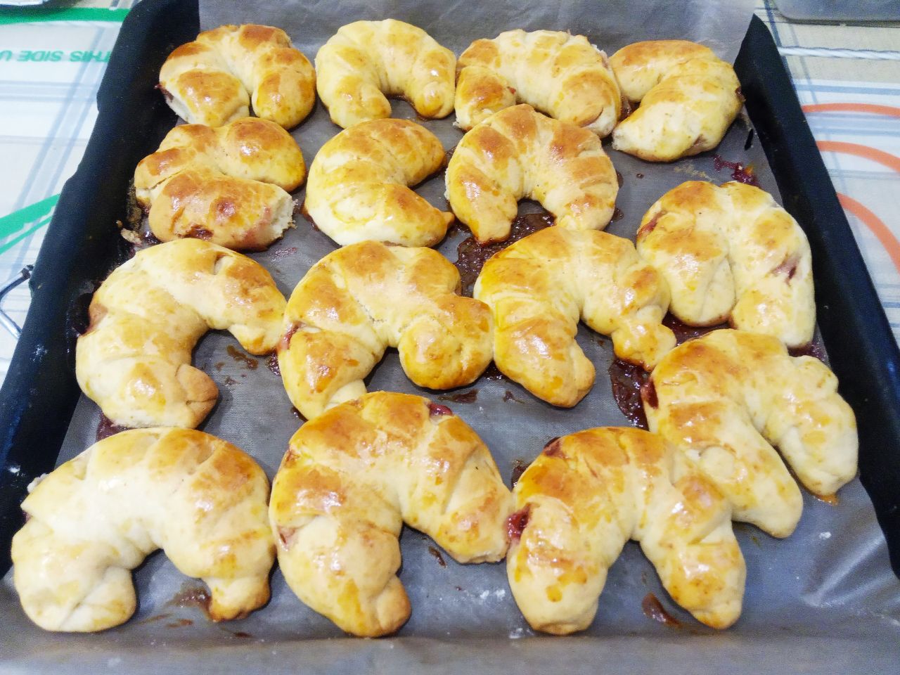 Воздушные и рассыпчатые рогалики с джемом