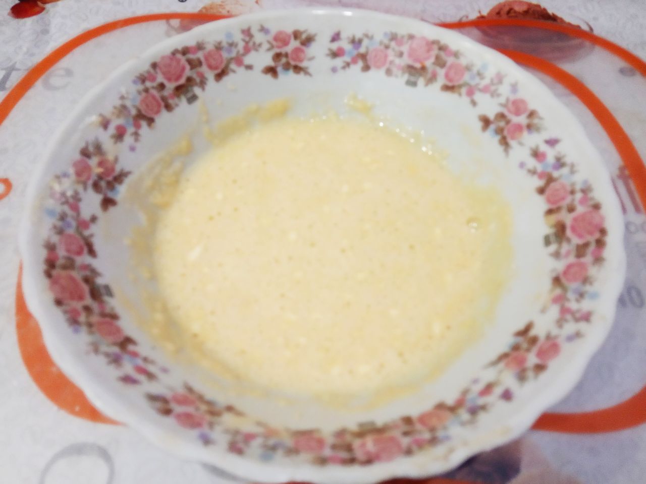 Голубцы из капусты и фарша, в кляре, жареные на сковороде, сытно и вкусно: Добавляем муку и размешиваем до исчезновения мучных комочков.