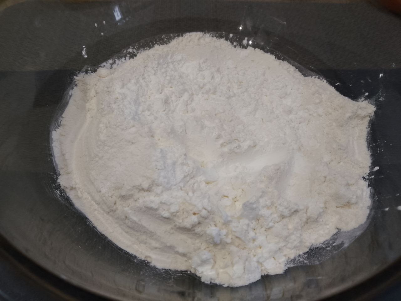 Домашнее ореховое песочное печенье к чаю, просто и вкусно: Муку просеиваем через сито в миску, добавляем разрыхлитель для теста, перемешиваем.