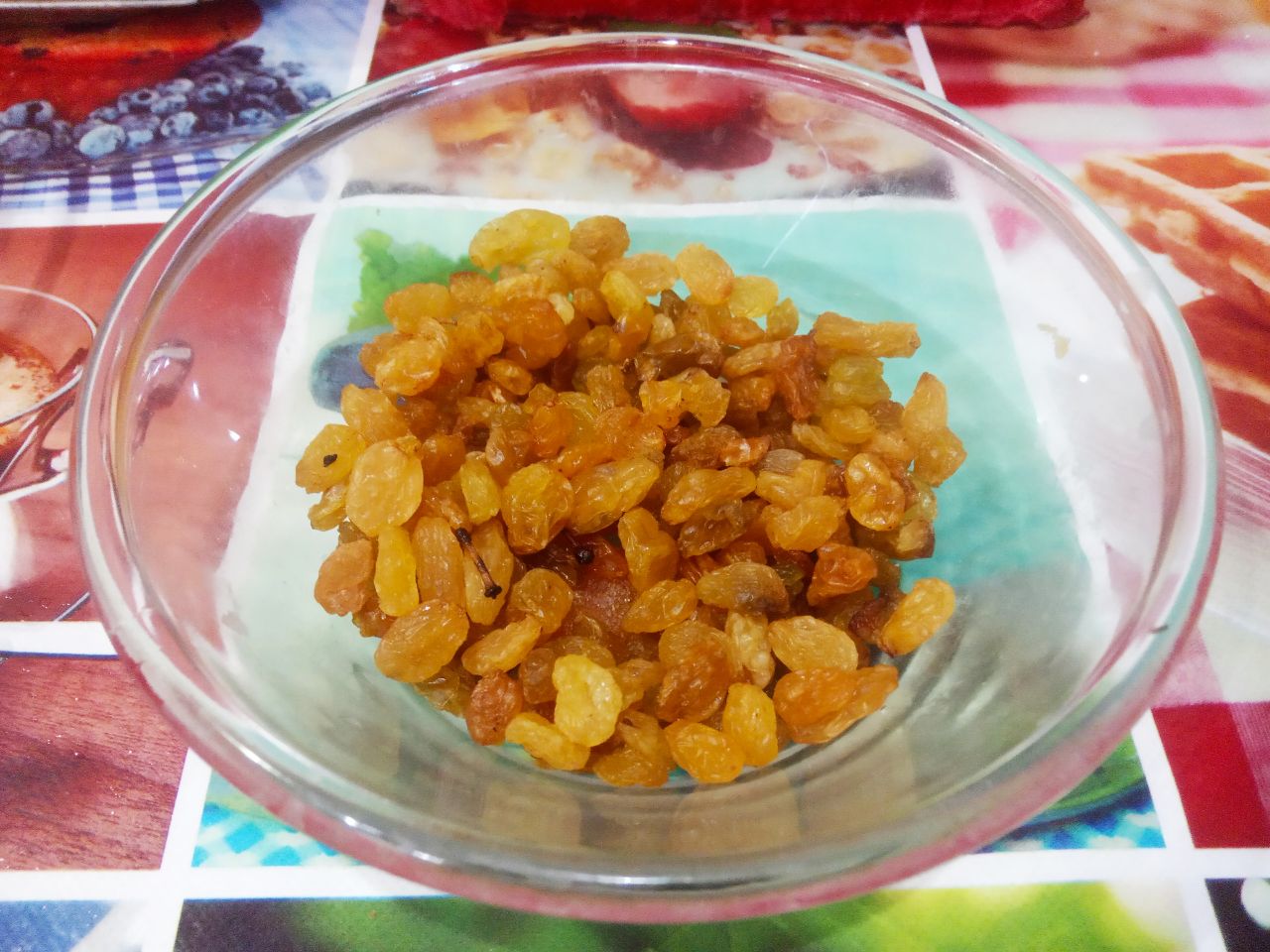 Плов  из тыквы и фруктов, полезный и вкусный: Изюм с черносливом промываем горячей водой, чернослив если крупный разрезаем на две части.