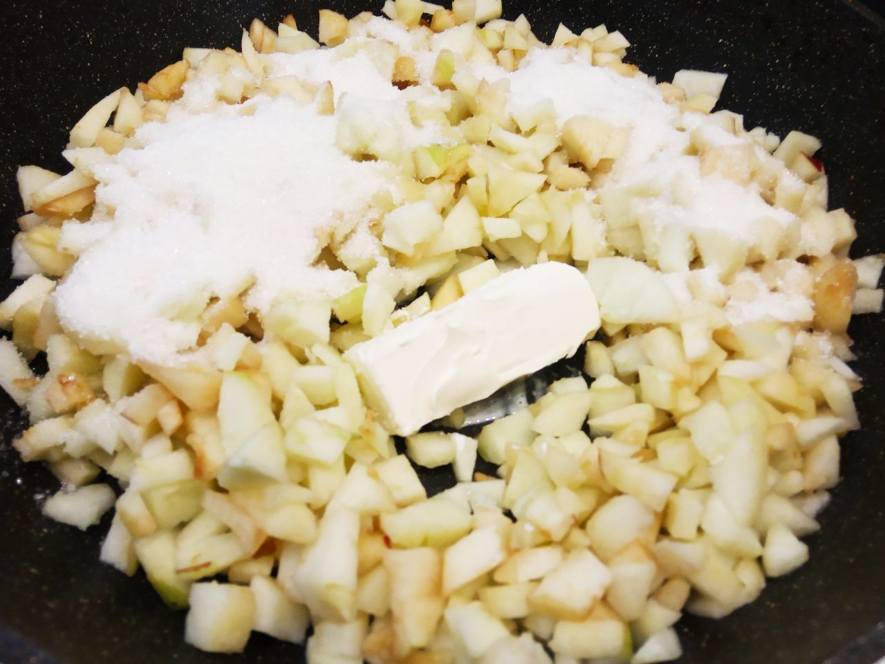 Песочный пирог с тушеными яблоками, просто и вкусно: Сковороду разогреваем, кладем сливочное масло и выкладываем измельченные яблоки. Добавляем сахар и