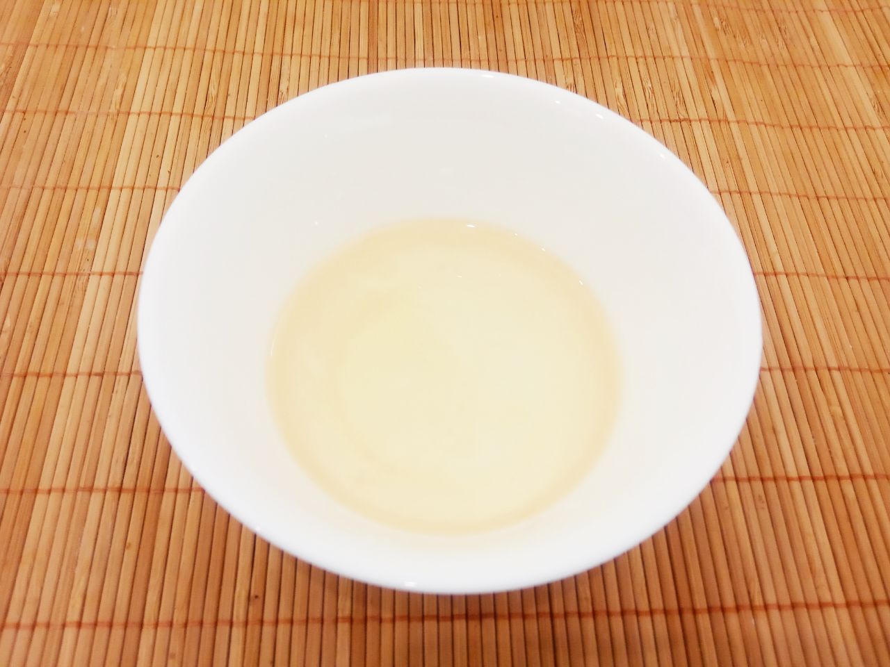 Картофельные блины со сметаной, вкусные и аппетитные: Вливаем в блинное тесто растительное масло, размешиваем.