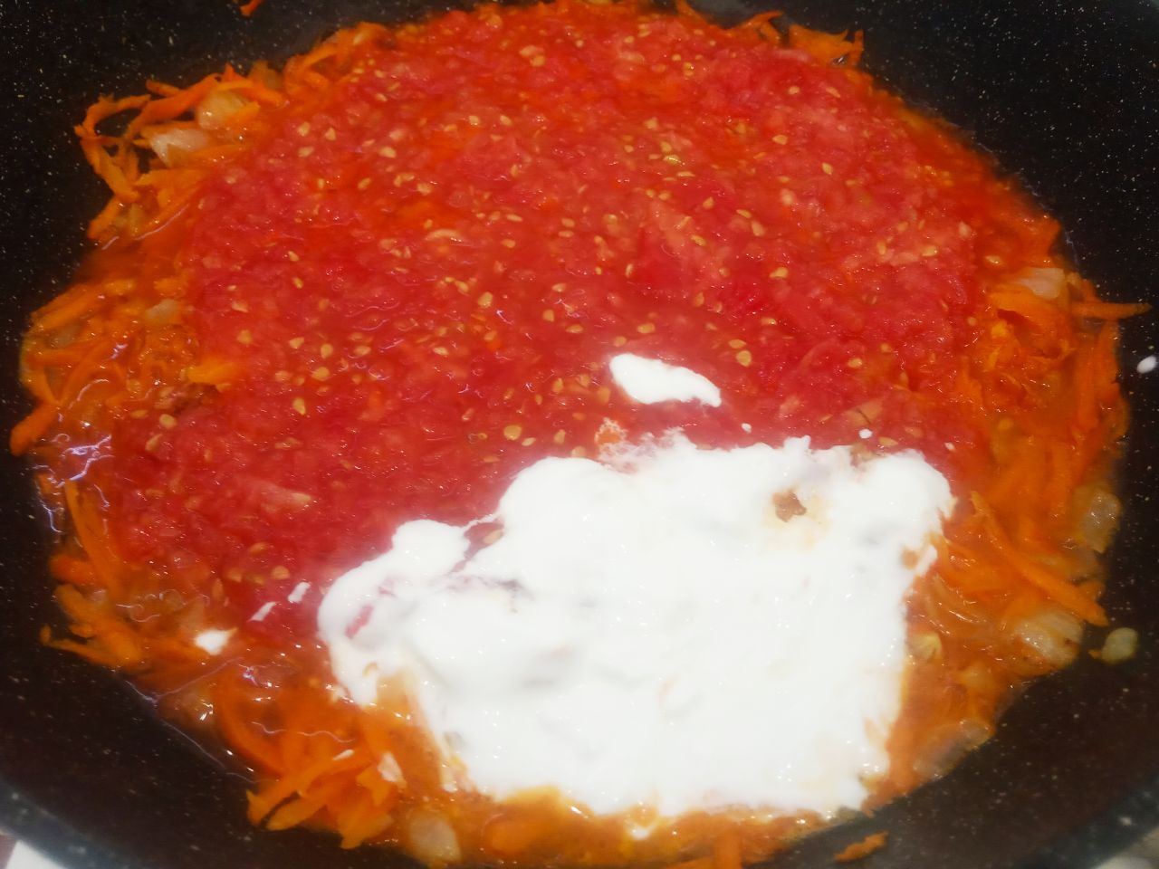 Домашние обжаренные голубцы с сырым рисом, вкусно и сытно: Добавляем томатную пасту разведенную водой и сметану, тушим несколько минут. Вместо томатной пасты, я