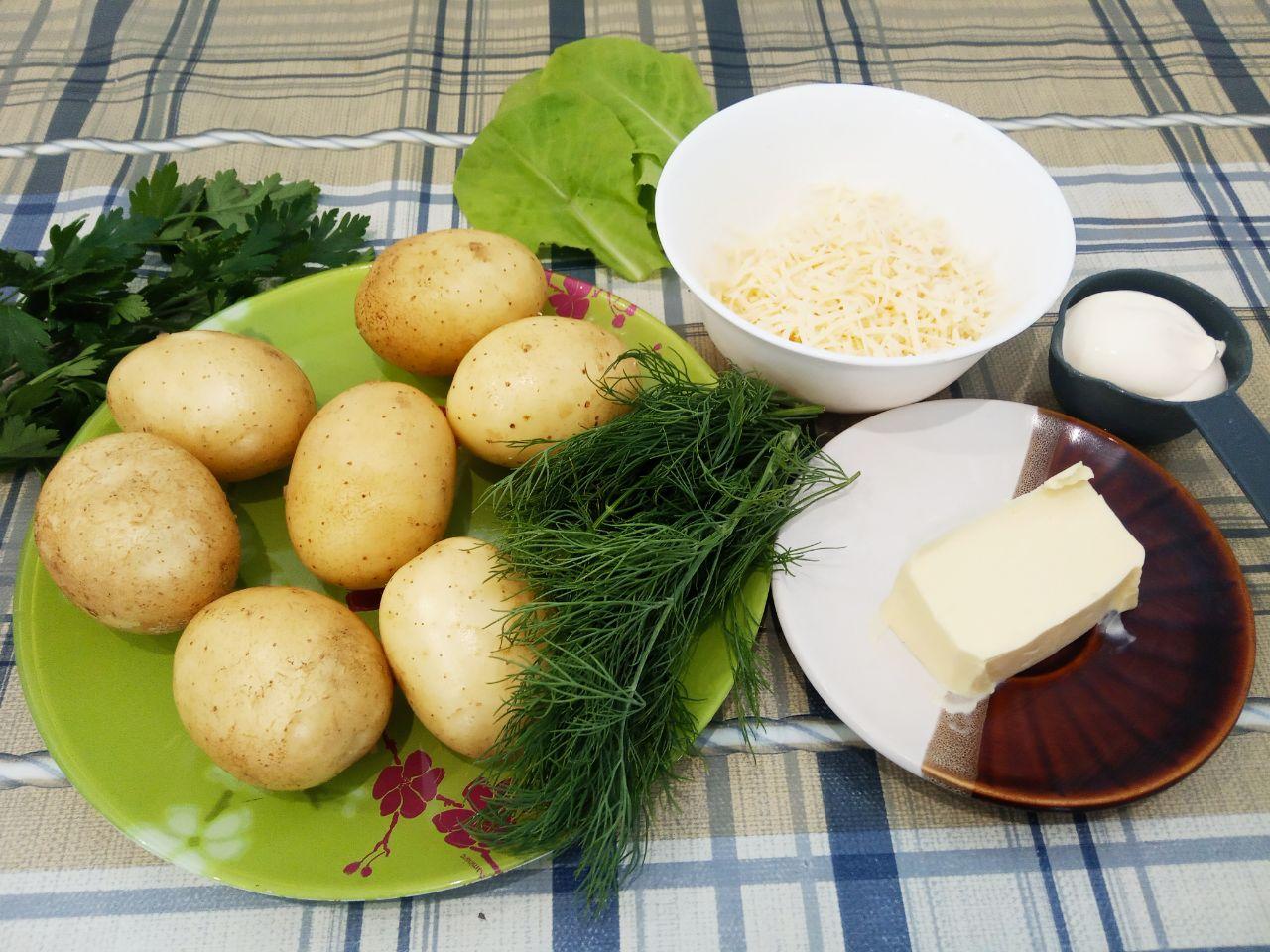 Картофель фаршированный сыром и зеленью, запеченный в духовке