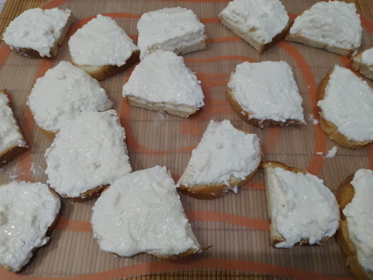 Бутерброды с творожной начинкой и ягодами, в духовке: Затем ломтики батонов разрезаем на две части, так больше нравится моим близким.