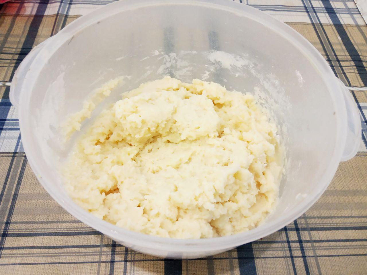 Картофельные зразы или пирожки с мясной начинкой: Кладем в пюре муку и яйца, специи по желанию. Тщательно размешиваем до однородного состояния.