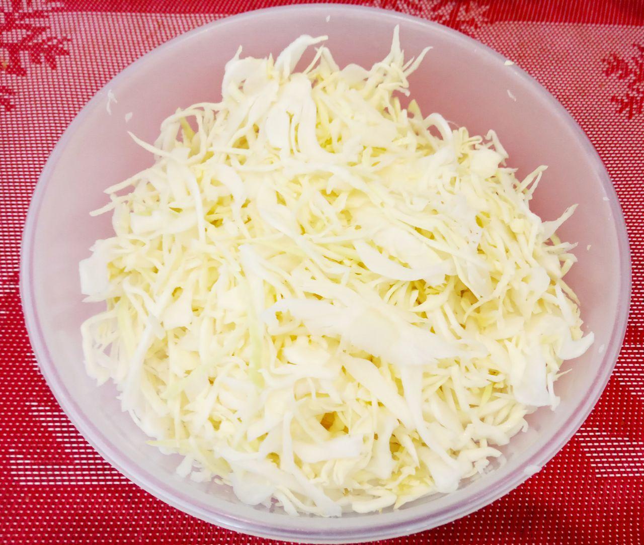 Капуста тушеная с рисом и фаршем: Выкладываем тушеные овощи с фаршем в кастрюльку или глубокую сковородку. Капусту мелко шинкуем и добавляем в