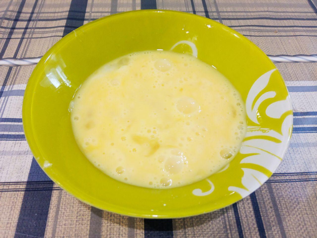 Капустные оладьи, вкусно и просто: Яйца взбиваем венчиком и выливаем в емкость с капустой.