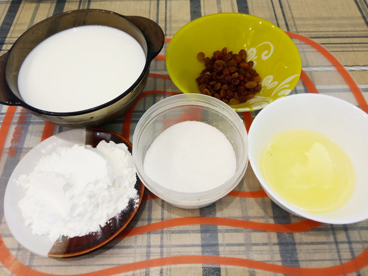 Воздушные и нежные булочки с заварным кремом и изюмом: Тесто накрываем и ставим в теплое место для подъема. Пока тесто поднимается приготовим заварной крем.