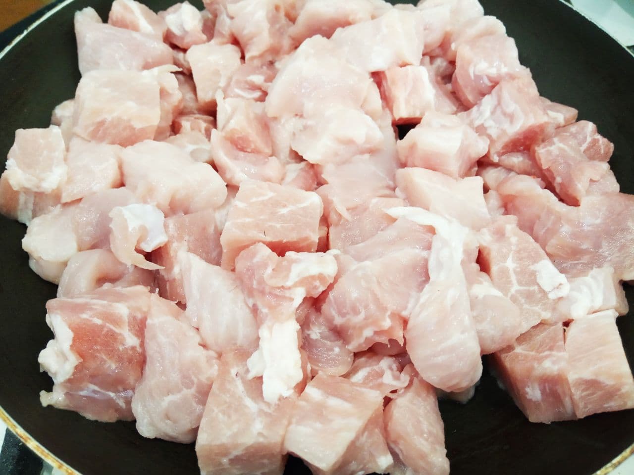 Гуляш из свинины, простой рецепт: Мясо хорошо обжариваем на растительном или сливочном масле и выкладываем в сотейник или кастрюльку.