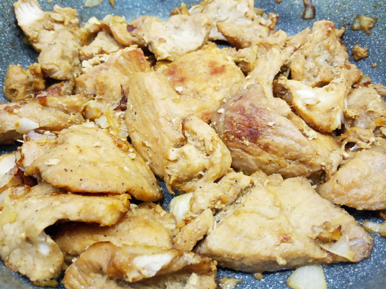 Жареное мясо на сковороде с луком, в соевом соусе и специях: Обжариваем мясо с луком до золотистого цвета, при обжаривании периодически мясо размешиваем, чтобы мясо с