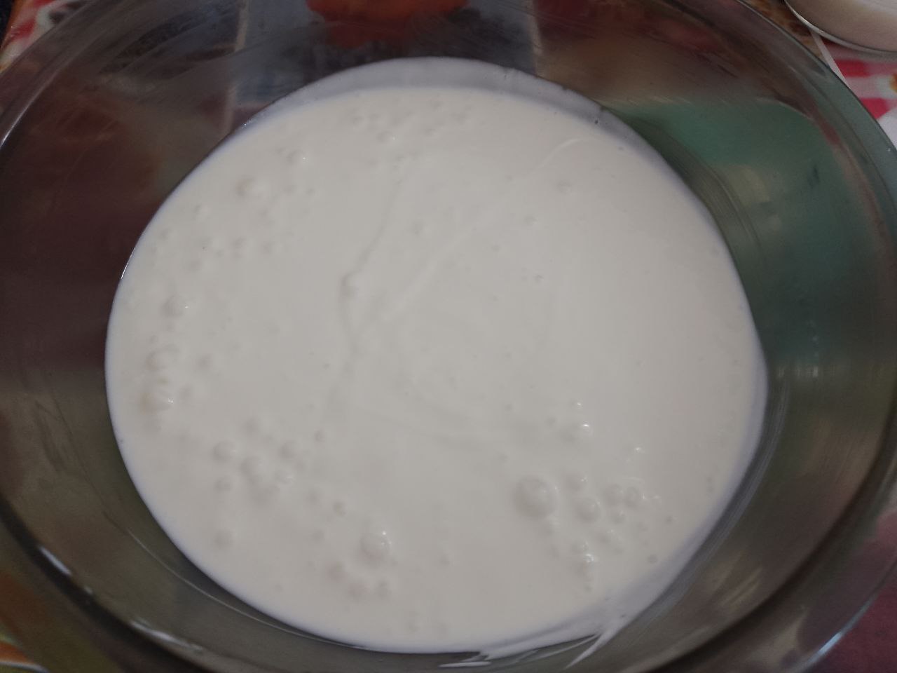 Клубничное желе из ягод клубники и сметаны, нежное и вкусное: Выливаем желатин в сметанную смесь, размешиваем.