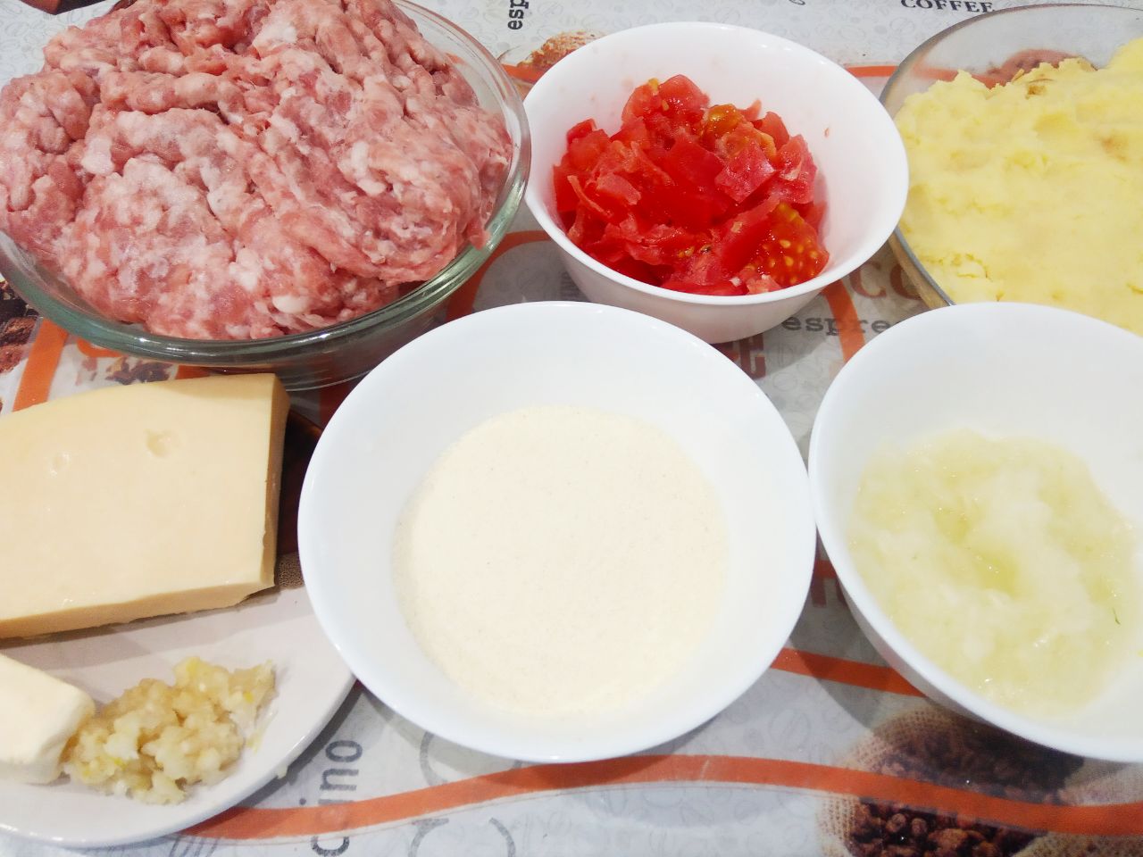 Мясные стожки с сыром и картофельным пюре