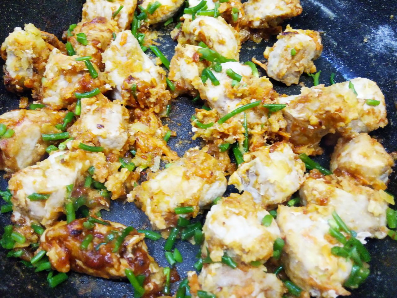 Картофель тушеный со свининой и овощами, сытный и аппетитный: Добавляем томатную пасту и измельченные стрелки чеснока, тушим около минут. Когда нет чесночных срелок, я