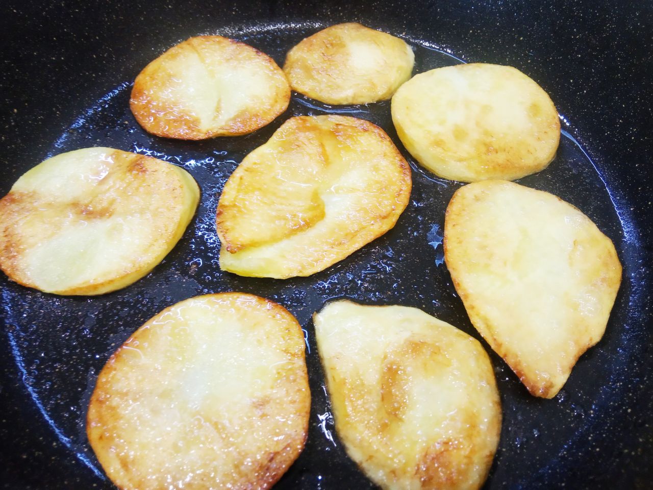 Вкусный и сытный завтрак или ужин: Разогреваем сковороду с растительным маслом, выкладываем картофель и обжариваем на небольшом огне до